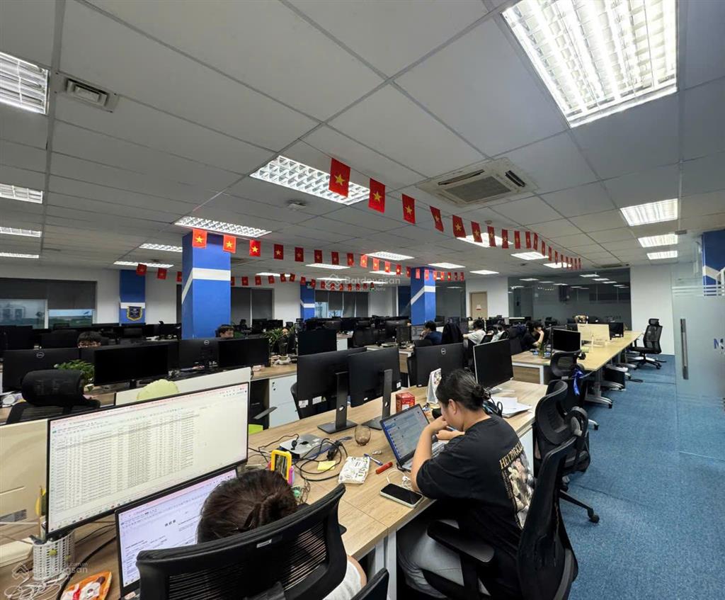 Cho thuê văn phòng 80m2, 13,5tr. phố lê trọng tấn. có hầm để xe máy, chỗ để ô tô.  0395 512 ***