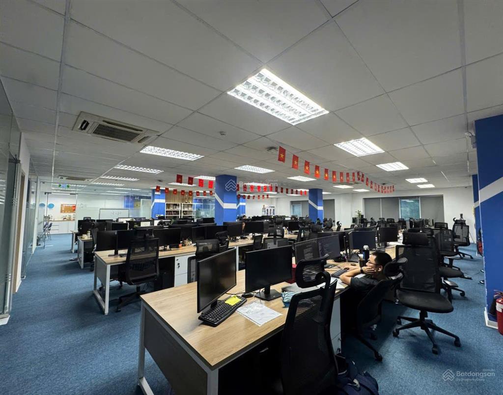 Cho thuê văn phòng 80m2, 13,5tr. phố lê trọng tấn. có hầm để xe máy, chỗ để ô tô.  0395 512 ***