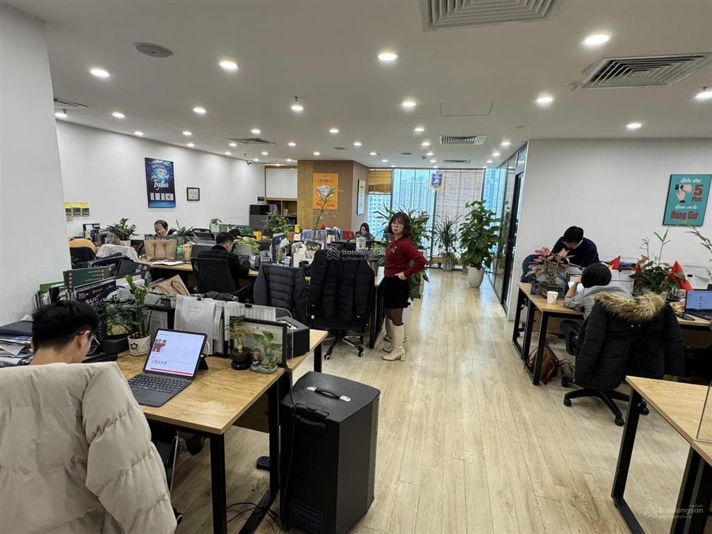 Cho thuê tầng lửng, như hình 150m 50tr quận hoàn kiếm (tầng 1, lối đi riêng).  0395 512 ***