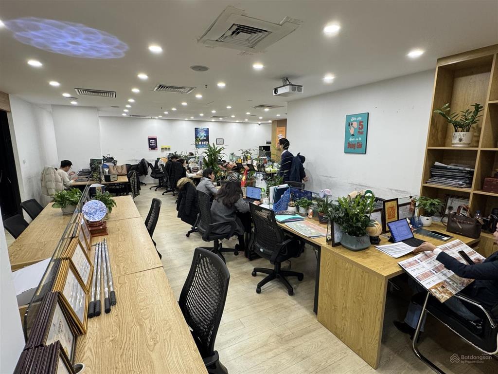 Cho thuê tầng lửng, như hình 150m 50tr quận hoàn kiếm (tầng 1, lối đi riêng).  0395 512 ***