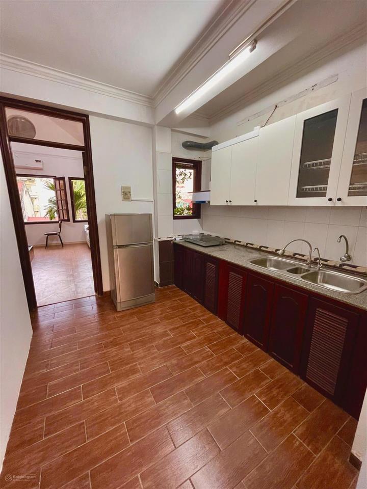 Cho thuê căn hộ 2pn giá 12tr. phố bà triệu, có ban công, full nội thất, gần vincom bà triệu