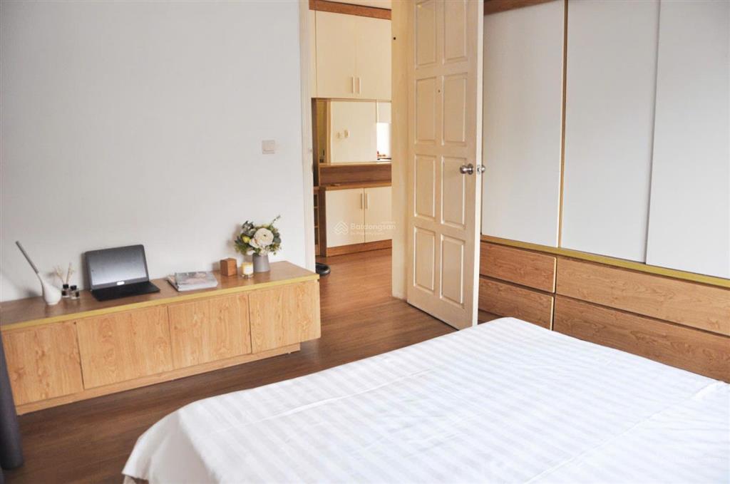 Cho thuê căn hộ 2pn đầy đủ nội thất cao cấp 120m giá 28tr. phố lò đúc.  0395 512 ***