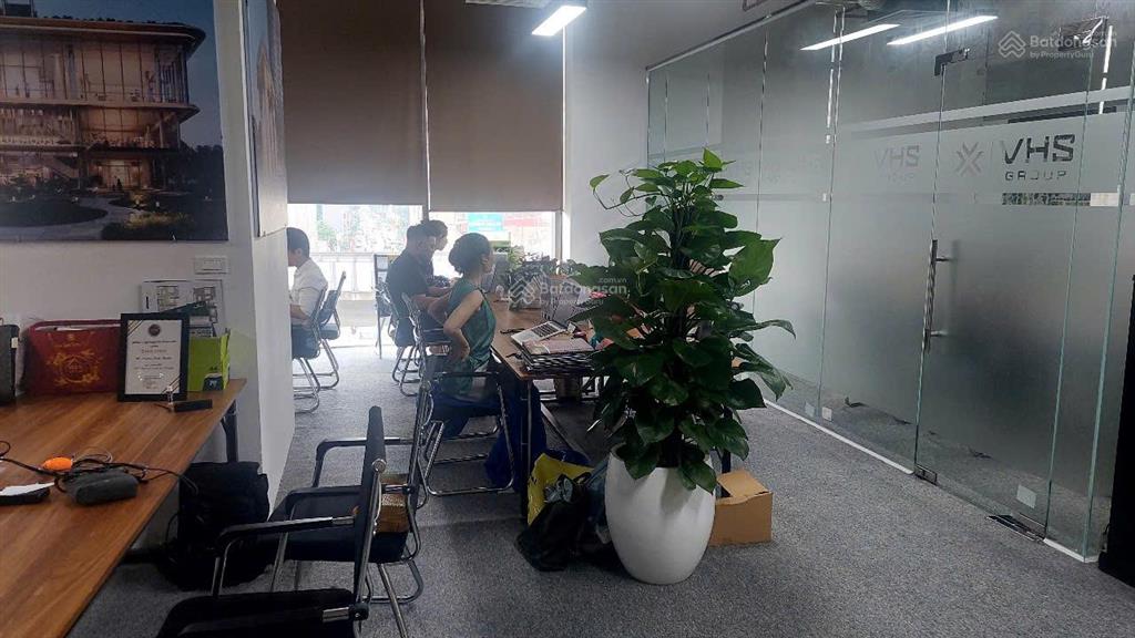 Cho thuê văn phòng 120m giá 25 triệu. phố bà triệu. tòa nhà văn phòng chuyên nghiệp, có thang máy