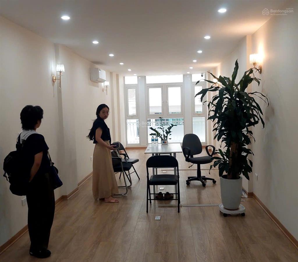 Cho thuê văn phòng tại tòa nhà văn phòng trên phố bùi thị xuân 25m2 giá 5,5tr.  0395 512 ***