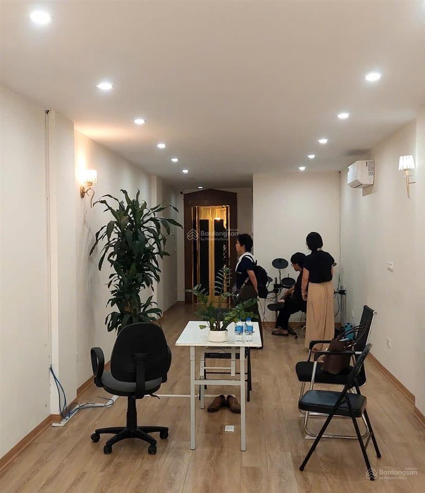 Cho thuê văn phòng tại tòa nhà văn phòng trên phố bùi thị xuân 25m2 giá 5,5tr.  0395 512 ***