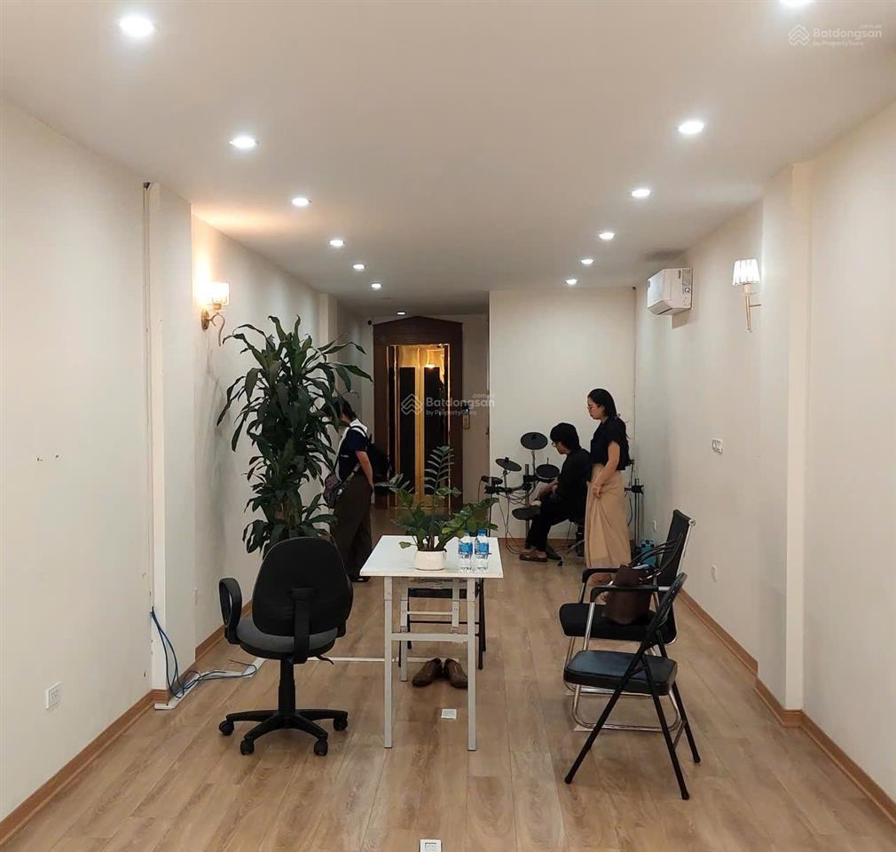 Cho thuê văn phòng tại tòa nhà văn phòng trên phố bùi thị xuân 25m2 giá 5,5tr.  0395 512 ***