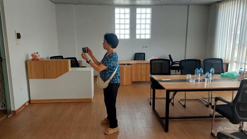 Cho thuê văn phòng, startup, spa, vẽ, gội đầu 25m² giá 5tr. phố bùi thị xuân.  0395 512 ***