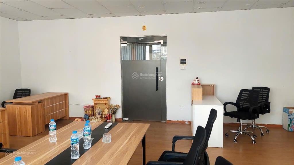 Cho thuê văn phòng, startup, spa, vẽ, gội đầu 25m² giá 5tr. phố bùi thị xuân.  0395 512 ***