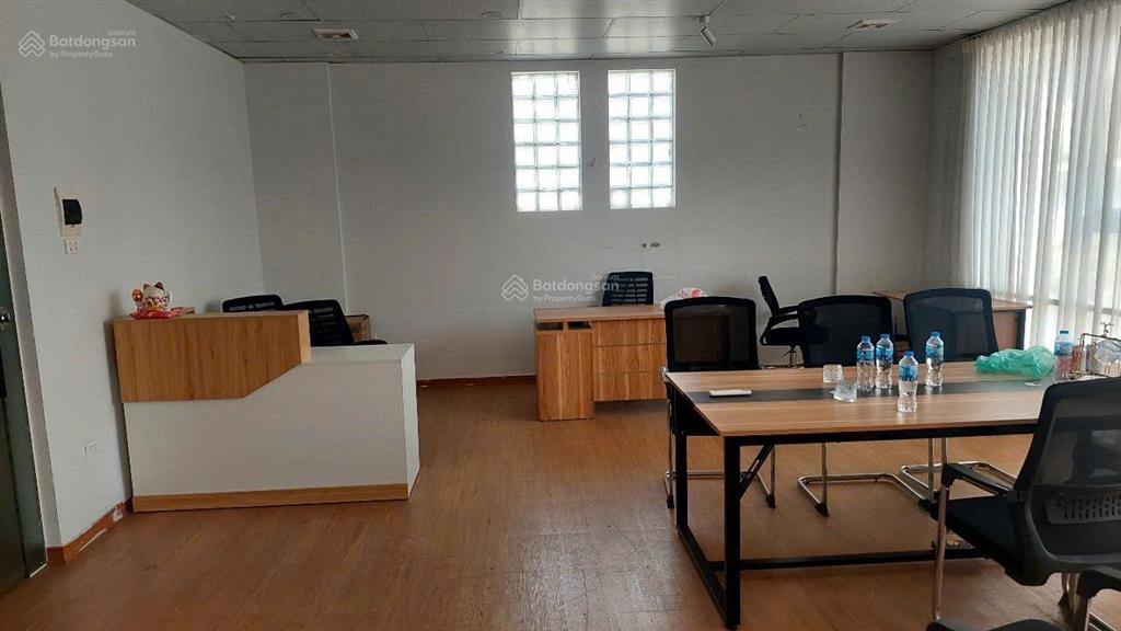 Cho thuê văn phòng, startup, spa, vẽ, gội đầu 25m² giá 5tr. phố bùi thị xuân.  0395 512 ***