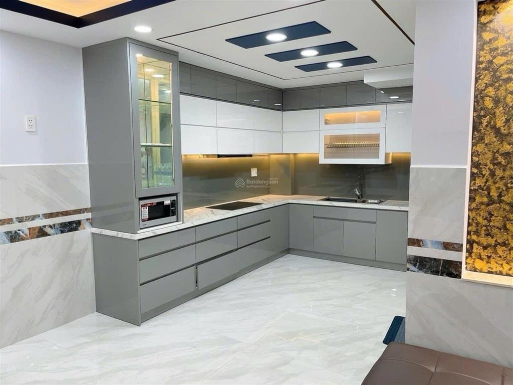 Bán nhà lạc long quân, quận 11, 6 tầng, 4.7 x 11m, đường nhựa 8m