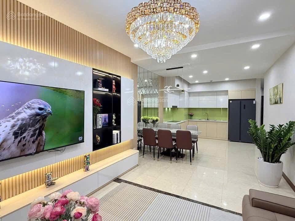 Gia đình cần bán căn 3 ngủ tầng trung full nội thất đẹp, giá cực tốt