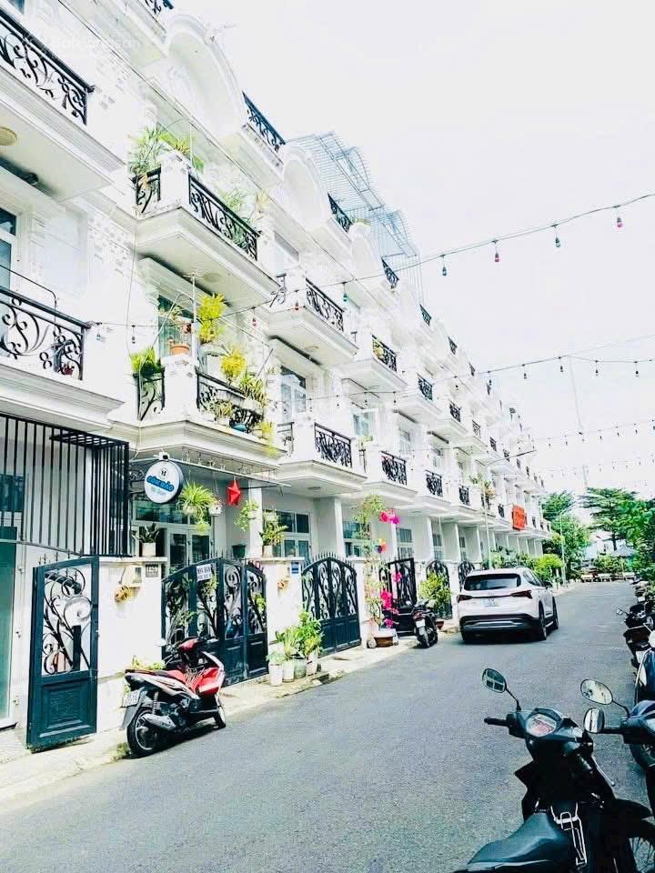 Nhà 182 hà huy giáp, giáp ranh gò vấp  đúc 4 tầng  khu cao cấp 7.x tỷ