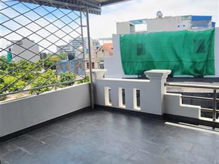 Bên cạnh có vườn hoa cho trẻ con chơi, nhà 3 tầng dân xây, sân cổng, đầy đủ nội thất, về ở ngay
