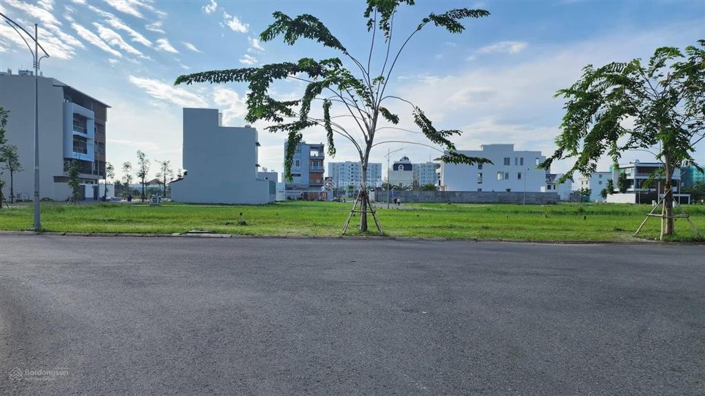 Nền giá tốt trục chính kdc nam long