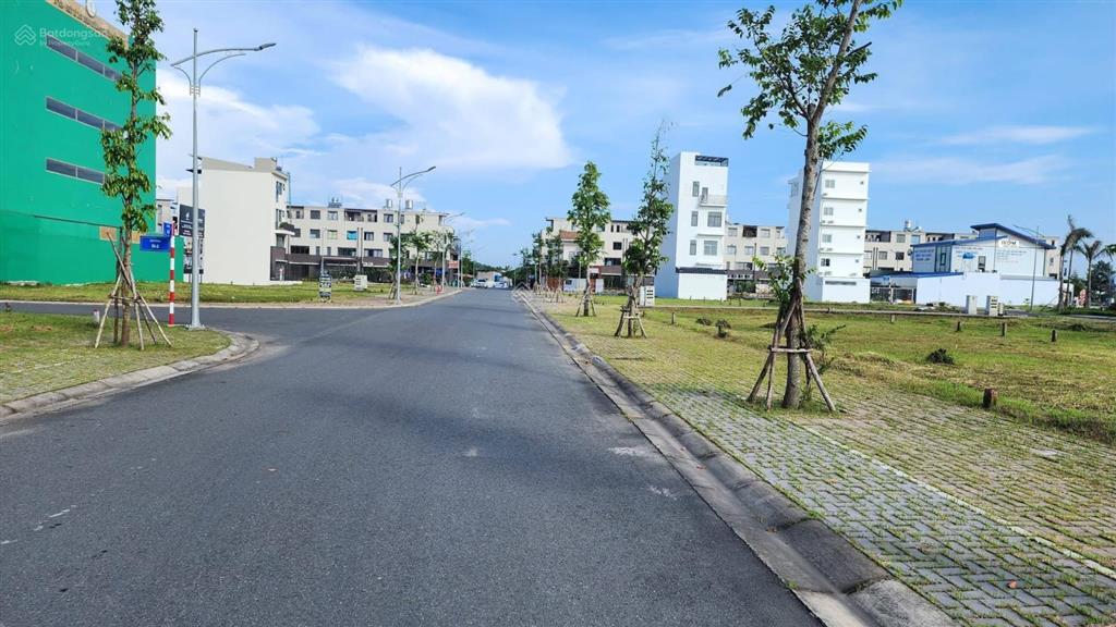 Nền giá tốt trục chính kdc nam long
