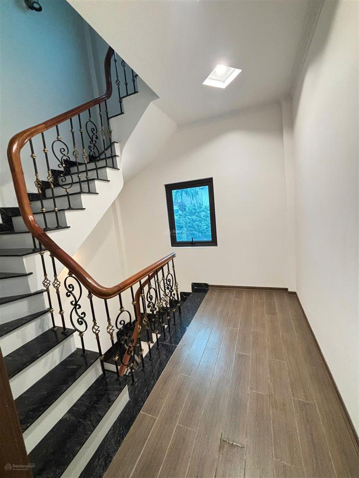 Cho thuê nhà riêngcự khốilong biên 31m  5 tầng 3pn  mới cứng  nội thất đầy đủ 10tr/ tháng