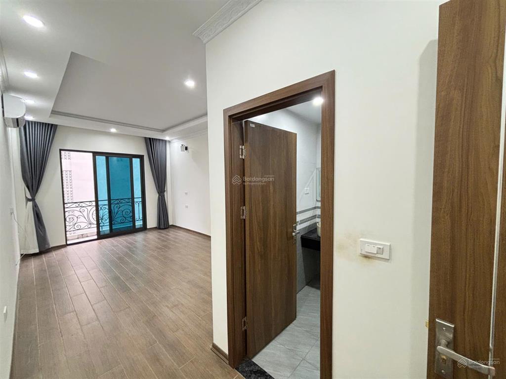 Cho thuê nhà riêngcự khốilong biên 31m  5 tầng 3pn  mới cứng  nội thất đầy đủ 10tr/ tháng