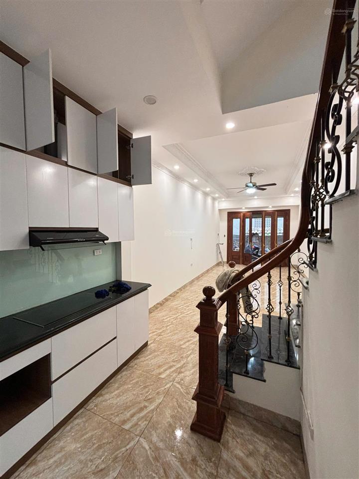 Cho thuê nhà riêngcự khốilong biên 31m  5 tầng 3pn  mới cứng  nội thất đầy đủ 10tr/ tháng