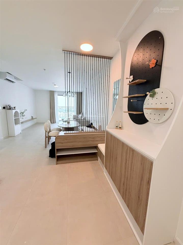 Bán nhanh căn 2 pn góc, đông nam bàn giao có nội thất chưa ở , giá 7,2 tỷ/84m2, đã có sổ