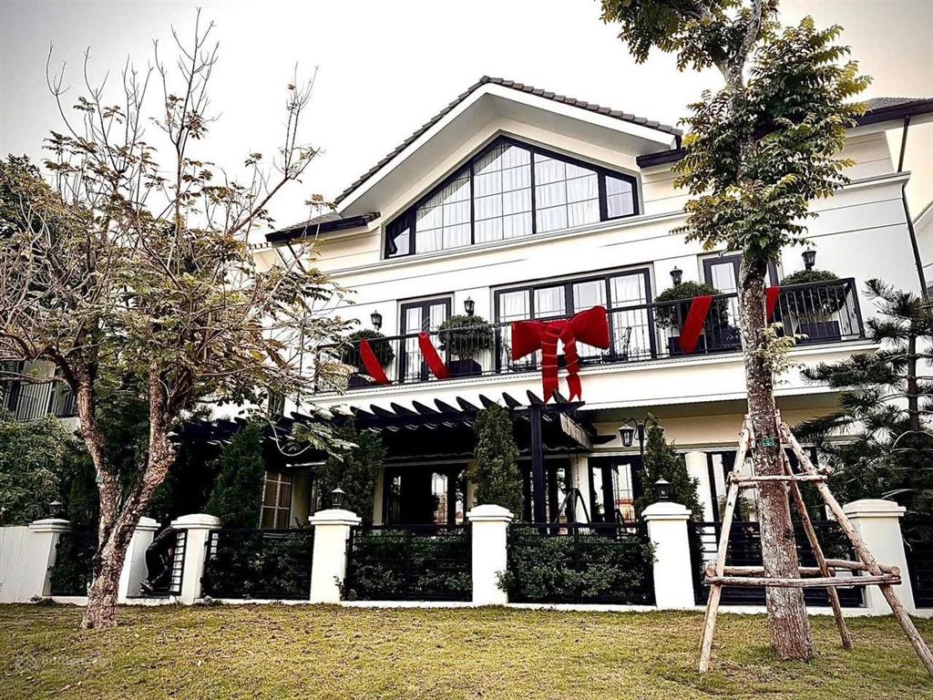 Chính chủ cần bán gấp biệt thự đơn lập góc mặt hồ vip nhất vinhomes green bay giá cực tốt