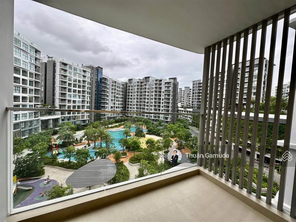 View hồ bơicăn 3pn 121m2 chỉ 10.6tỷ trả dãn 3năm (chênh thấp 400tr)  diamond centery celadon city