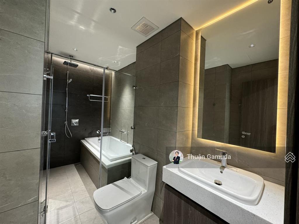 View trực diện hồ bơi  tháp c4  căn 2pn 96m2 giá 8,5tỷ  diamond centery