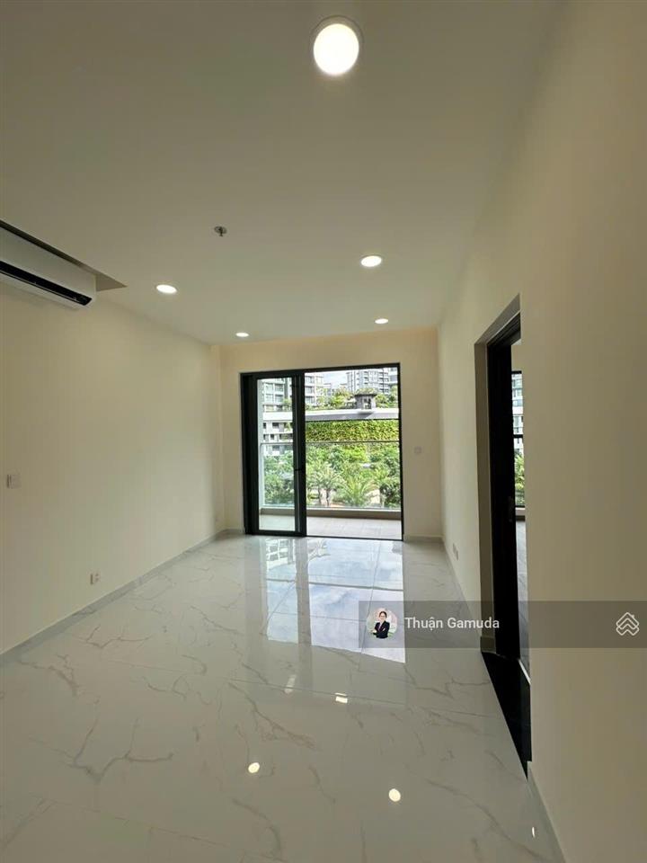 View trực diện hồ bơi  tháp c4  căn 2pn 96m2 giá 8,5tỷ  diamond centery