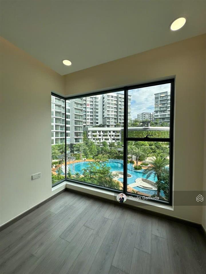 View trực diện hồ bơi  tháp c4  căn 2pn 96m2 giá 8,5tỷ  diamond centery