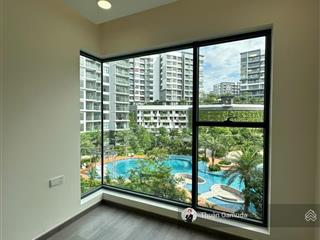 View trực diện hồ bơi  tháp c4  căn 2pn 96m2 giá 8,5tỷ  diamond centery