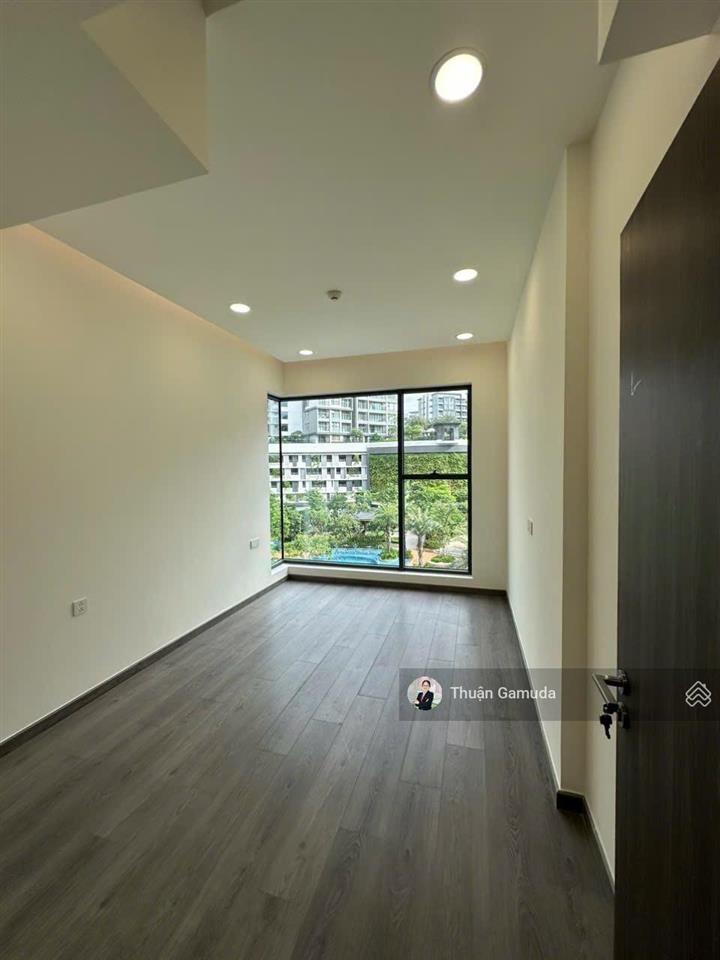View trực diện hồ bơi  tháp c4  căn 2pn 96m2 giá 8,5tỷ  diamond centery