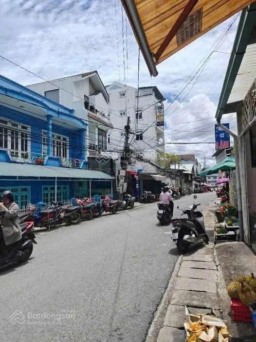 Nhà mặt tiền đồng tâm, đà lạt dt 156m2 ngang 7.7m vuông vức giá 11 tỷ còn tl, sẵn dòng tiền
