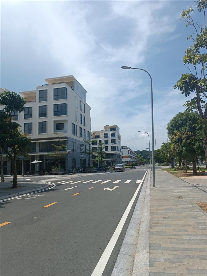 Bán căn shophouse meyhomes capital phú quốc giá chỉ 6 tỷ 7. căn vị trí đẹp hiếm có dự án.