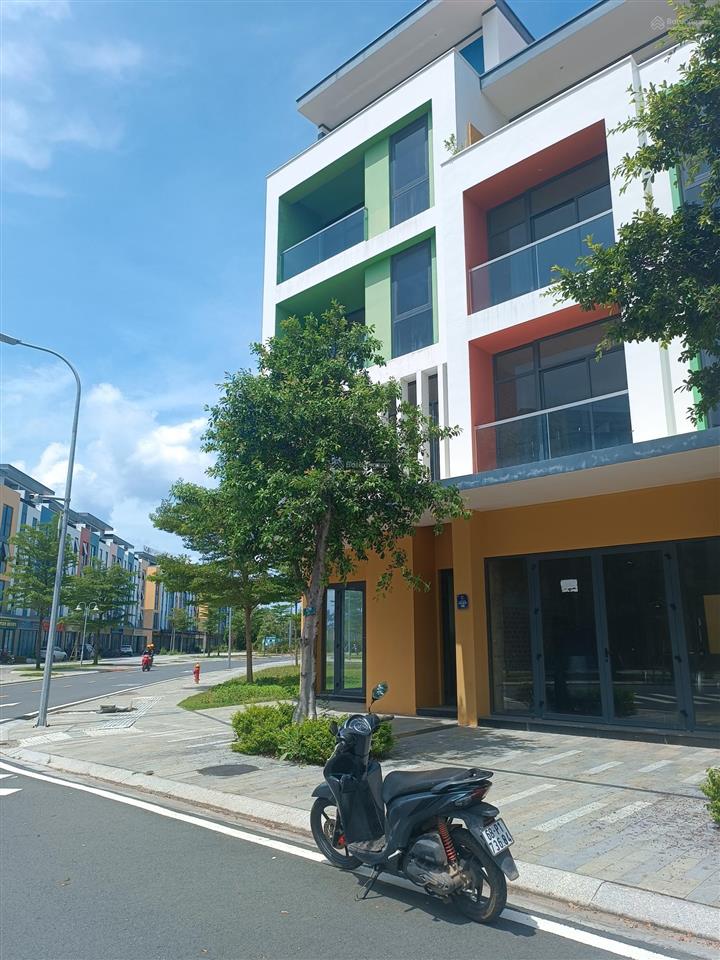 Bán căn shophouse meyhomes capital phú quốc giá chỉ 6 tỷ 7. căn vị trí đẹp hiếm có dự án.