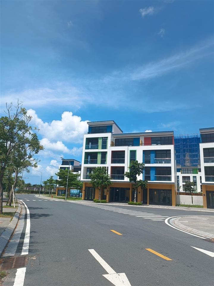 Bán căn shophouse meyhomes capital phú quốc giá chỉ 6 tỷ 7. căn vị trí đẹp hiếm có dự án.