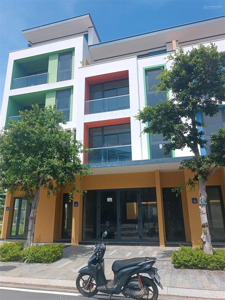 Bán căn shophouse meyhomes capital phú quốc giá chỉ 6 tỷ 7. căn vị trí đẹp hiếm có dự án.