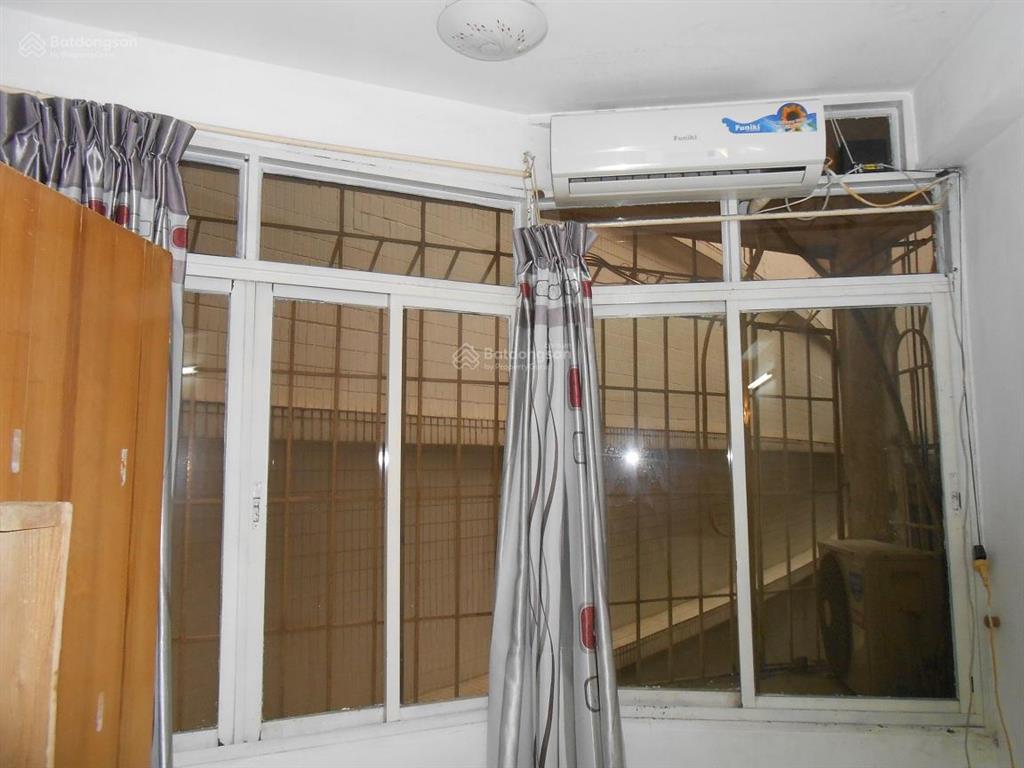 Tầng khép kín 25m2, chợ hôm, sáng thoáng trước sau, ở ngay