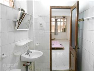Tầng khép kín 25m2, chợ hôm, sáng thoáng trước sau, ở ngay