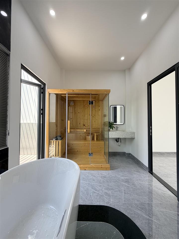 Nhà mặt tiền kinh doanh có thang máy/ ngã tư ga thạnh lộc quận 12 ( thương lượng mạnh)