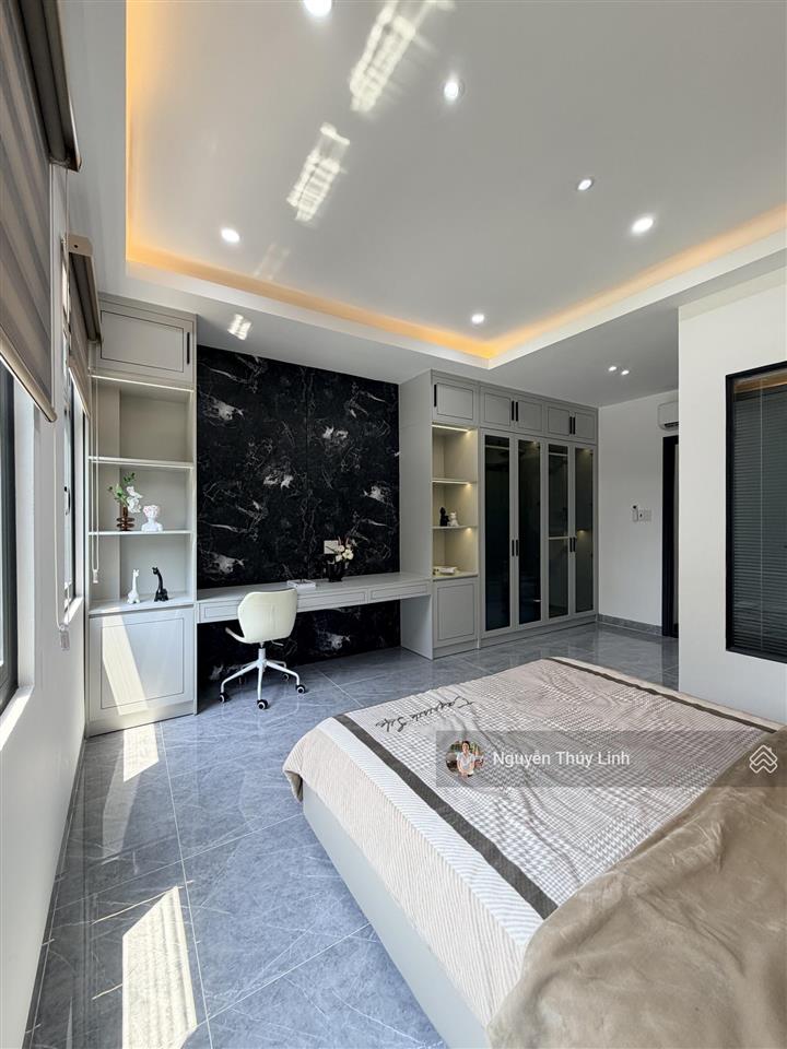 Nhà mặt tiền kinh doanh có thang máy/ ngã tư ga thạnh lộc quận 12 ( thương lượng mạnh)