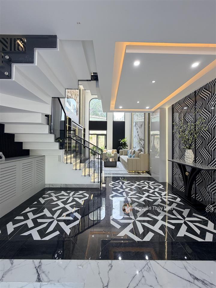 Nhà mặt tiền kinh doanh có thang máy/ ngã tư ga thạnh lộc quận 12 ( thương lượng mạnh)