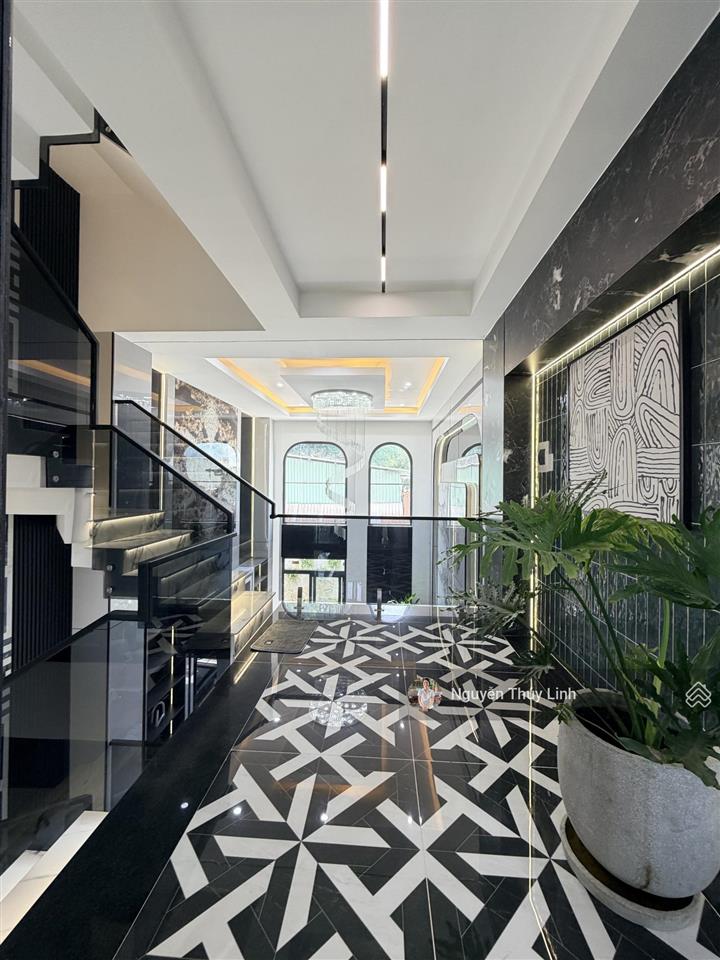 Nhà mặt tiền kinh doanh có thang máy/ ngã tư ga thạnh lộc quận 12 ( thương lượng mạnh)