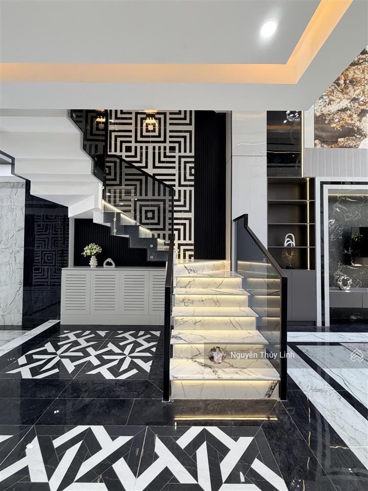 Nhà mặt tiền kinh doanh có thang máy/ ngã tư ga thạnh lộc quận 12 ( thương lượng mạnh)