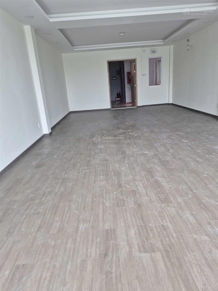Cho thuê tòa nhà văn phòng đường lớn sầm uất