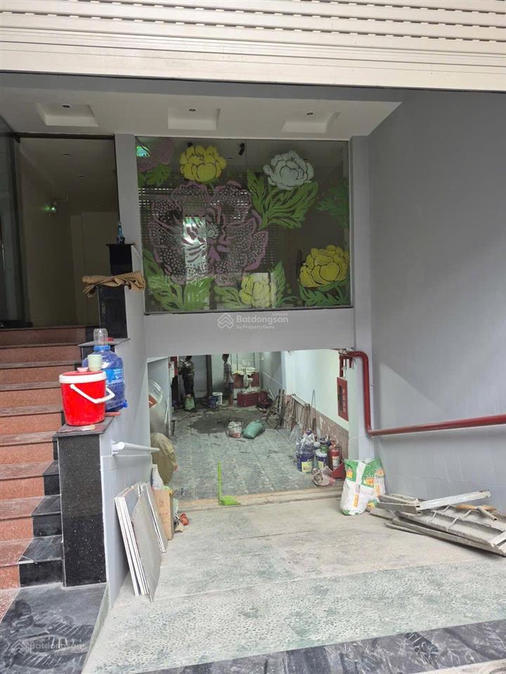 Cho thuê tòa nhà văn phòng đường lớn sầm uất