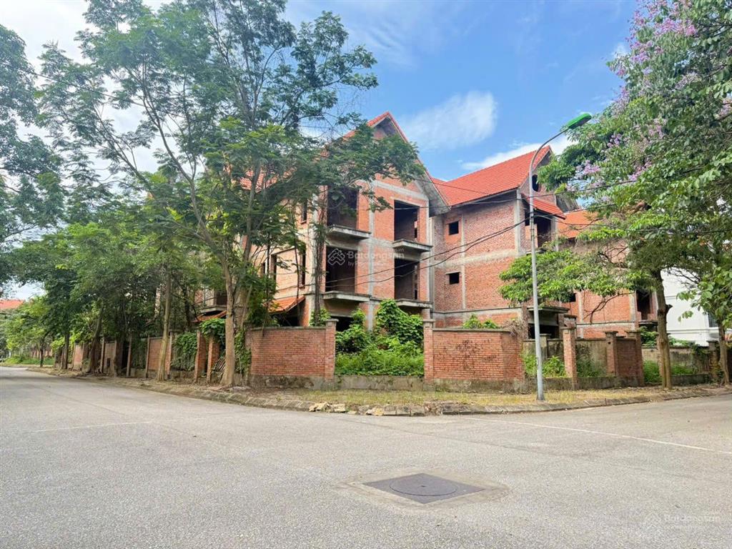 Giá hời 15 tỷ sở hữu căn biệt thự nghỉ dưỡng 300m, sổ đỏ sang tên kđt quang minh hn