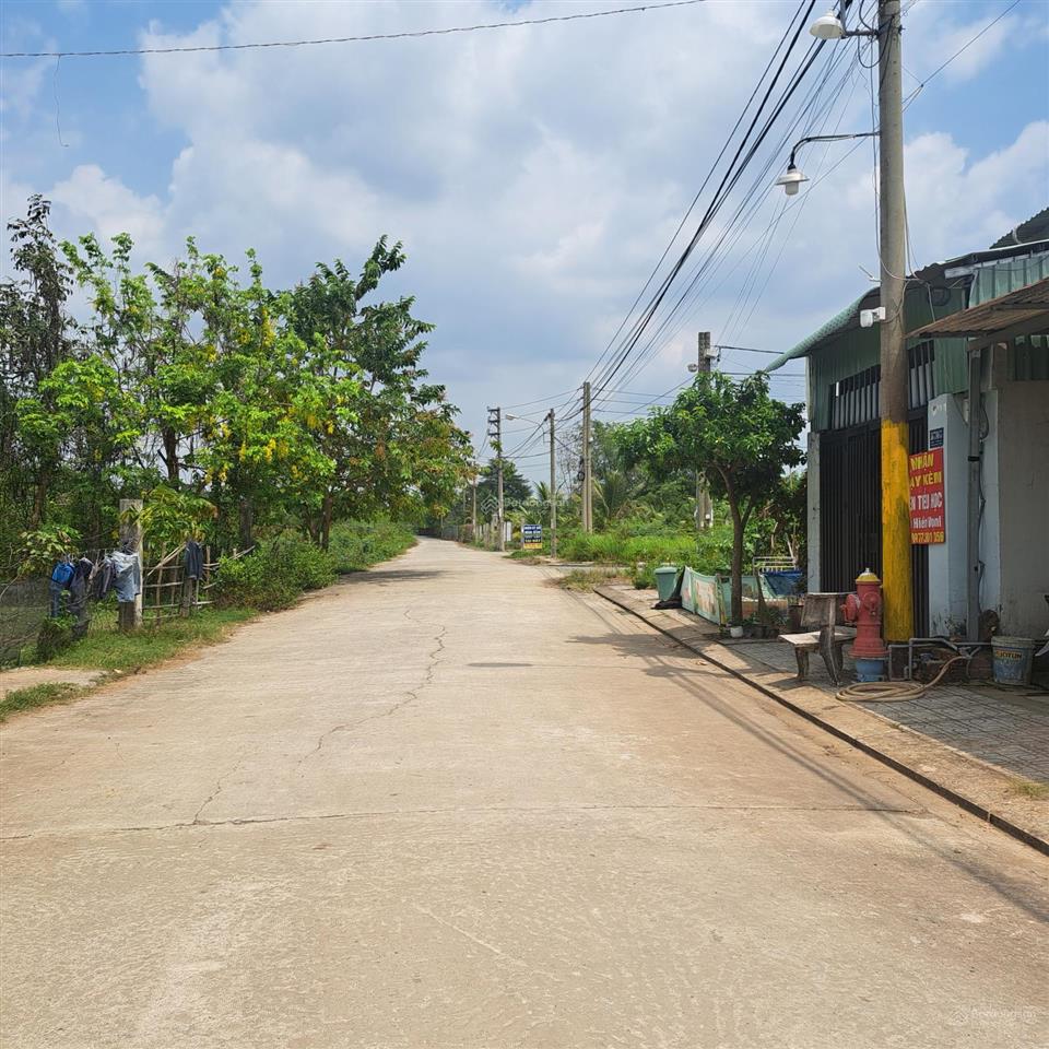 Cần bán lô góc 2 mặt tiền, dt 78 m2 ngang gần 6.4 m, đường 8 long phước. lô đất đẹp, thoáng mát
