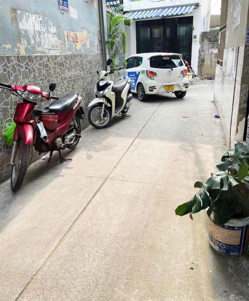 Nhà 2 lầu ngay Ngã Tư Lạc Long Quân Âu Cơ