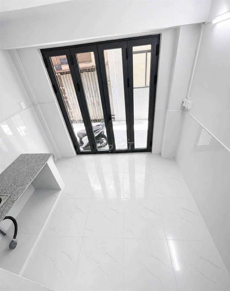 Nhà 2 lầu ngay Ngã Tư Lạc Long Quân Âu Cơ