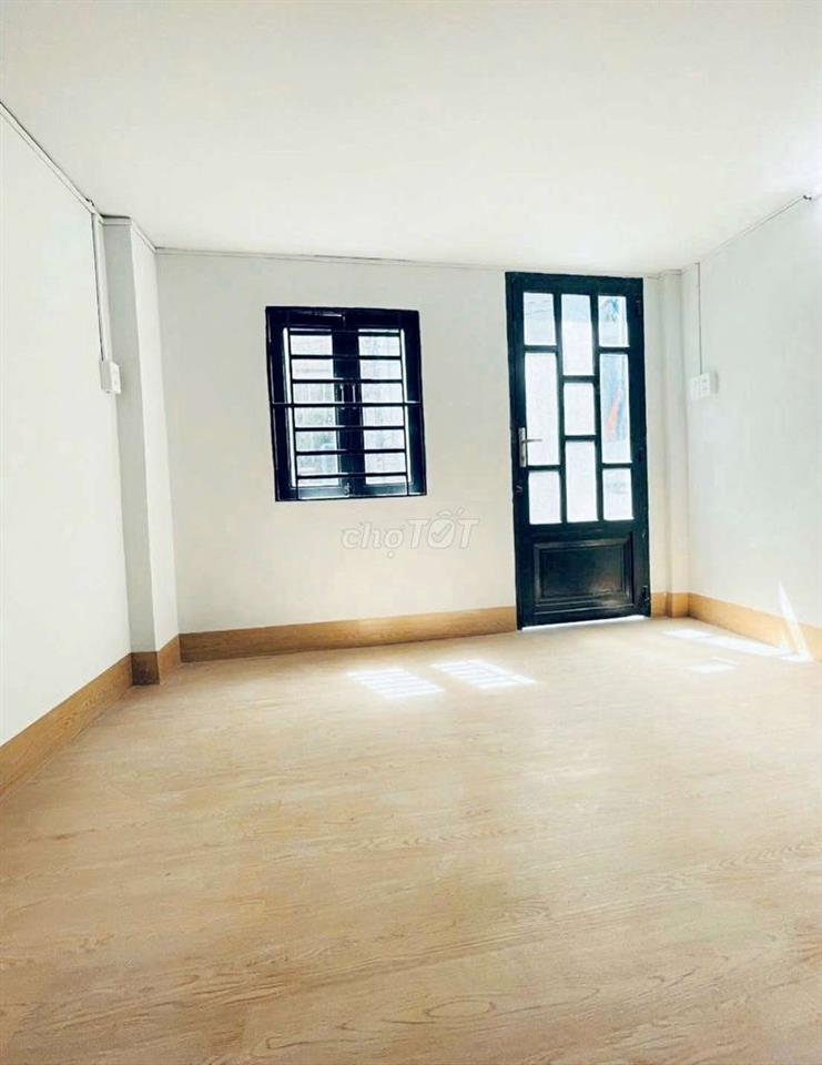 Nhà 2 lầu ngay Ngã Tư Lạc Long Quân Âu Cơ