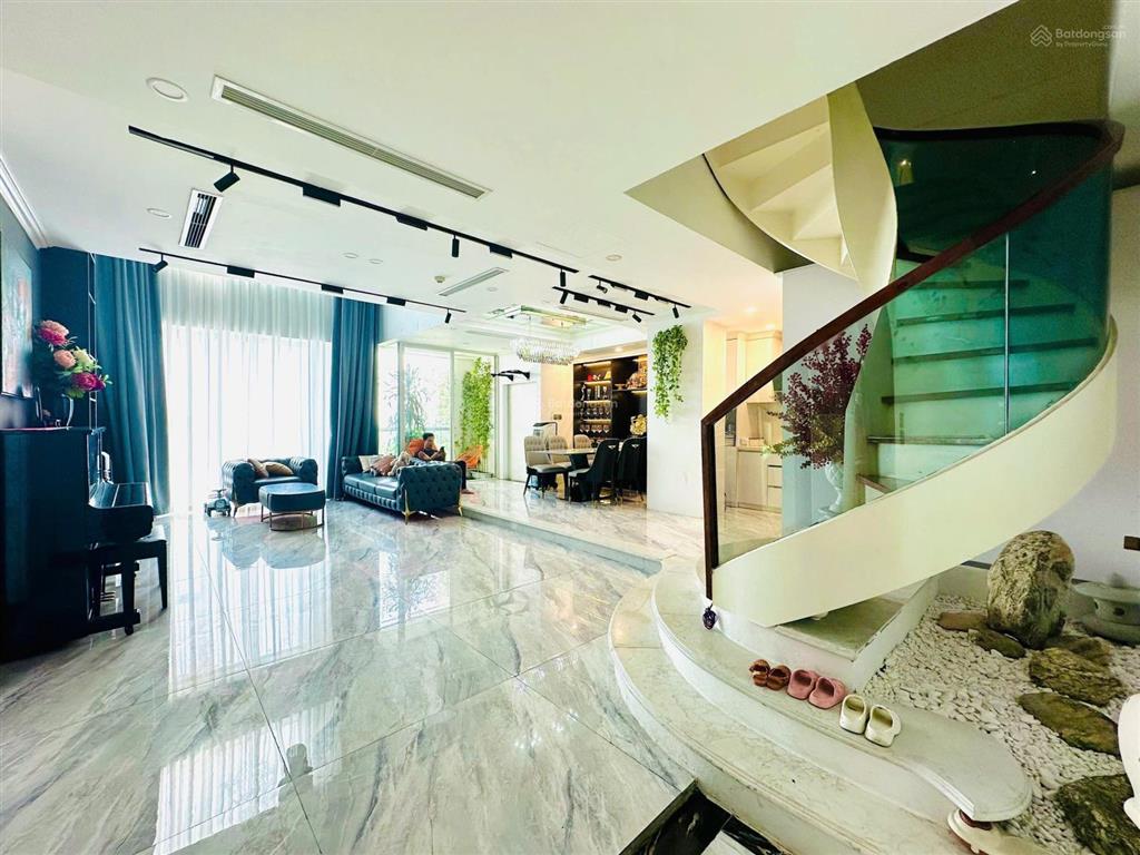 Bán duplex vip, diện tích 137m2 3 ngủ + 1, 3 vs, view panorama toàn thành phố, giá ngang căn 3 ngủ